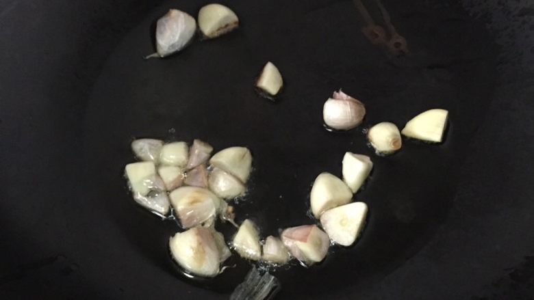 红烧鸡,小火煸香蒜头,整个的就行。等到有香味出来。