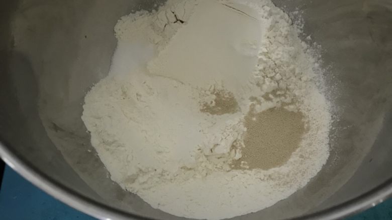 蜂蜜肉松面包卷,放入盐,盐和酵母分开放。