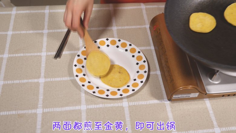 超简单 香蕉松饼,两面都变的金黄色后,就可以出锅了