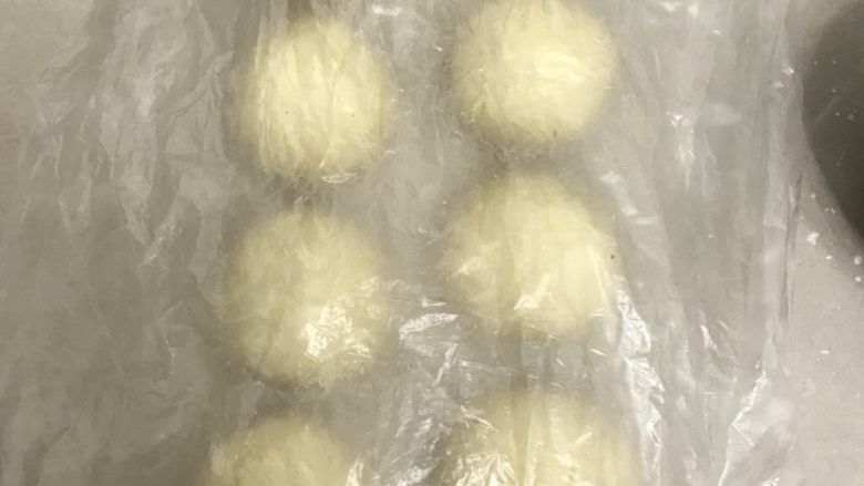 蜂蜜肉松面包卷,盖上保鲜膜松弛15分钟。