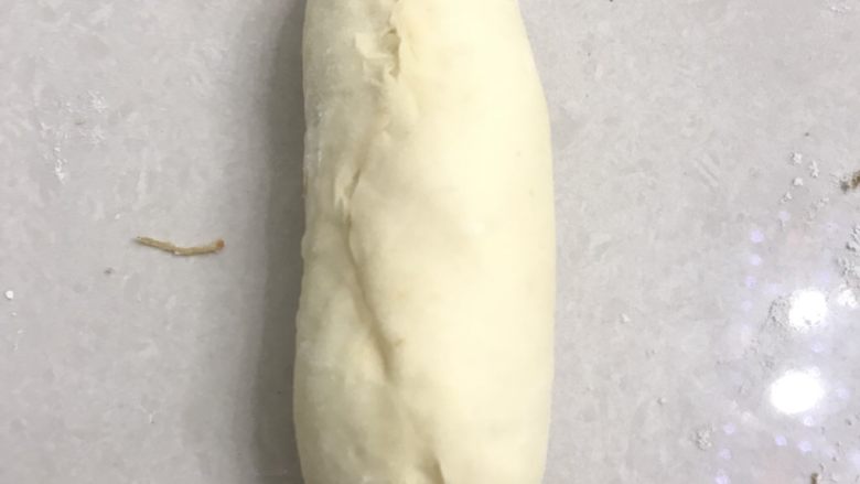 蜂蜜肉松面包卷,从上而下卷起,捏紧收口。