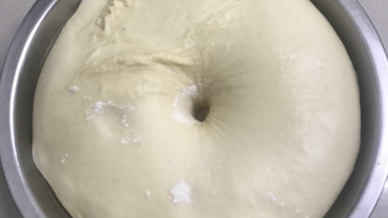 蜂蜜肉松面包卷,送进发酵箱温度在28度,发酵二倍大,用手指沾面粉戳洞洞口不回缩不榻陷为好。