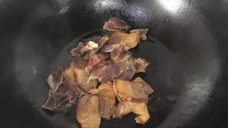 杭椒腊肉火腿,加入瘦肉翻炒均匀