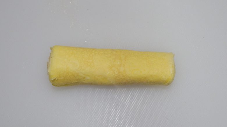 卡通狮子蛋烧便当「12」,取出,放在菜板上凉至不烫手。