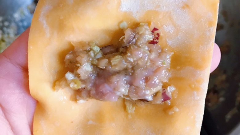 馄饨的四种包法,第二种包法:元宝馄饨
馅料放在馄饨皮中间