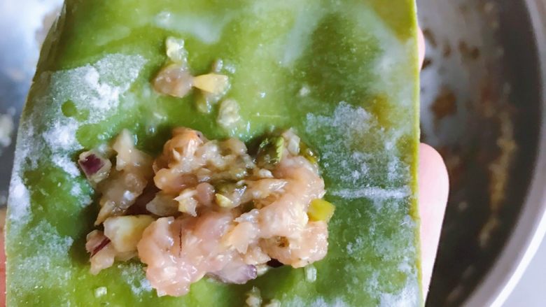 馄饨的四种包法,第四种包法:糖果馄饨
馅料放在馄饨皮偏下的地方;