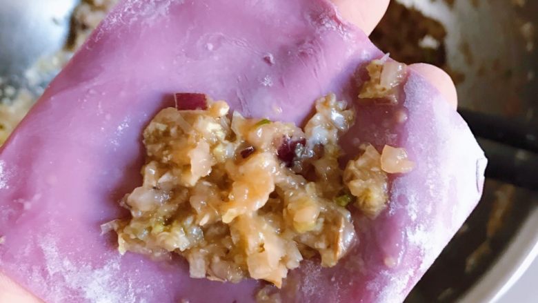 馄饨的四种包法,第三种包法:草帽馄饨(
馅料放在皮子中间