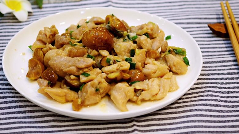 板栗焖鸡肉,鸡肉香嫩,板栗粉甜。