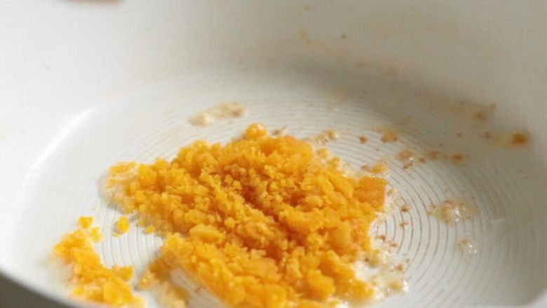 金沙孢子甘蓝,锅中再加些许油,放入咸蛋黄茸小火翻炒。