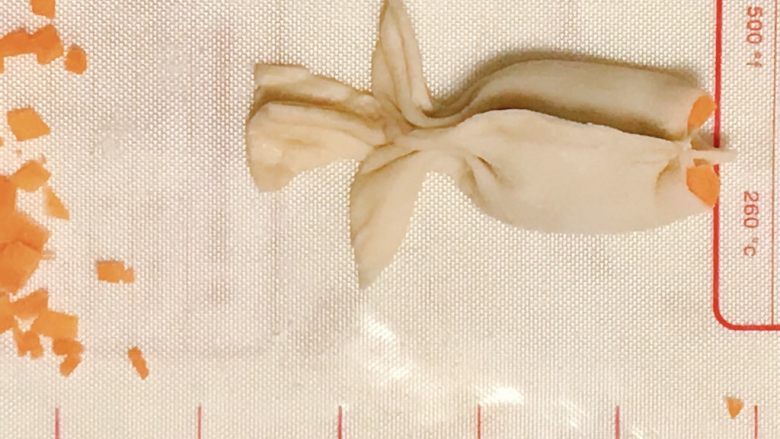 年味の年年有“鱼”饺,捏合尾部,装上鱼眼(可以用自己喜欢的各种易蒸熟的菜)。