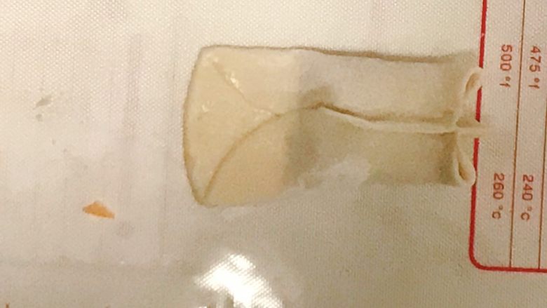 年味の年年有“鱼”饺,按压另一端变成鱼尾,按的同时也可以将肉馅向前推,使鱼肚更加饱满,美美哒。