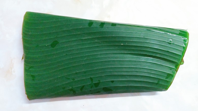 芭蕉叶黑糯米骨,把买回来的<a style='color:red;display:inline-block;' href='/shicai/ 114458'>芭蕉叶</a>洗干净!大点的市场都有的卖!