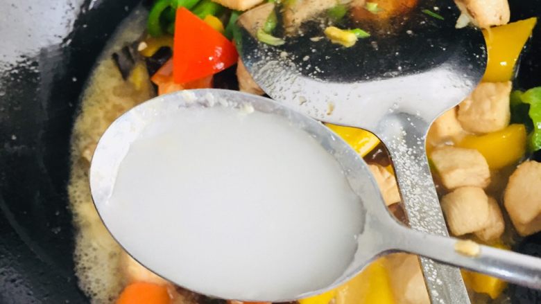 彩椒炒鸡丁,倒入炒好的鸡肉丁加入盐、白糖翻炒均匀,用水淀粉勾薄芡即可出锅。