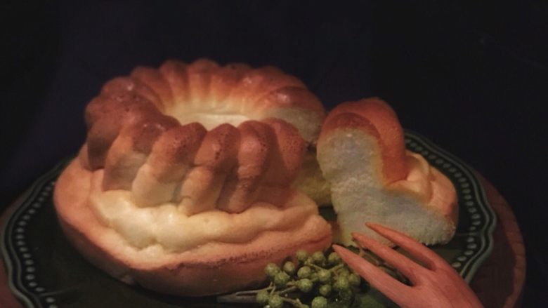 Lékué模藤椒戚风蛋糕,烤好倒扣晾凉脱模了就可以愉快的吃起来了!简直停不下来哈哈哈哈!超好吃!咸咸甜甜后调麻麻的!