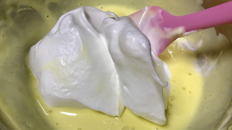 Lékué模藤椒戚风蛋糕,打发的蛋白用刮刀取1/3到面糊盆里搅拌均匀。