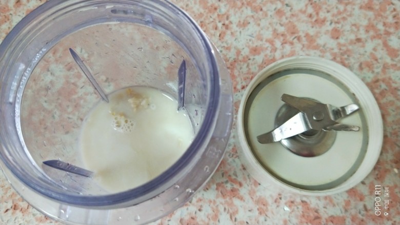百变水果+梦幻养颜桑葚燕麦奶昔,剩下的三分之一燕麦放入料理杯,放两颗草莓,倒入牛奶打成奶昔