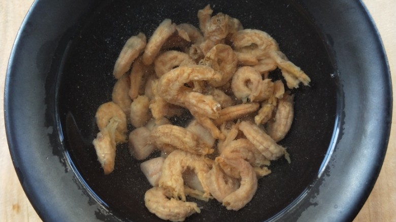 鲜香海味糯米糍粑,把干贝和金钩洗净,放碗中,加水,加少许<a style='color:red;display:inline-block;' href='/shicai/ 718'>料酒</a>。