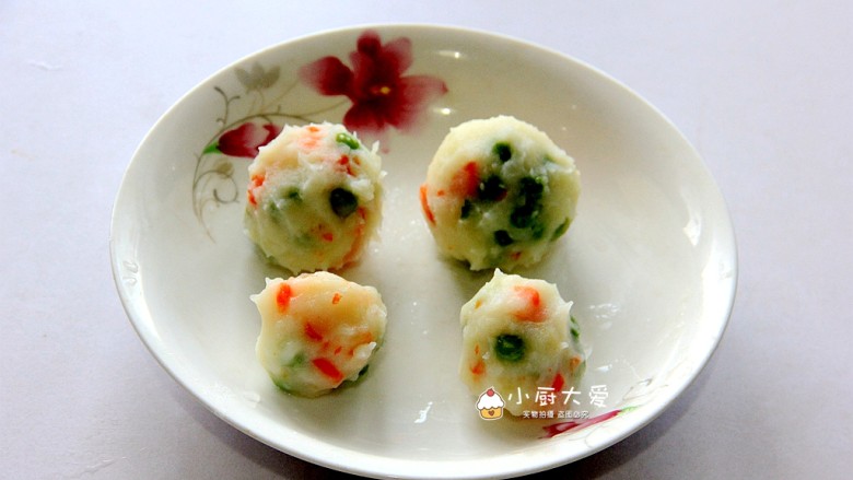 满足孩子想堆雪人的愿望---土豆雪人,用手取土豆泥,捏成大小不等的圆球