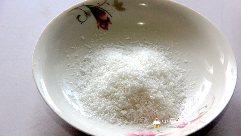 满足孩子想堆雪人的愿望---土豆雪人,取一个空碟子,倒入<a style='color:red;display:inline-block;' href='/shicai/ 630'>椰蓉</a>
