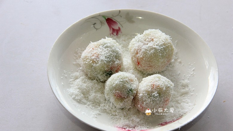 满足孩子想堆雪人的愿望---土豆雪人,依此裹上椰蓉,这就做好了雪人的两个身子部份