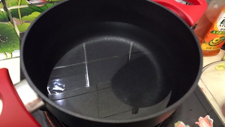 百变水果~鲜百合果皮苹果蜜梨甜汤,取一口小锅,煮适量清水,水量约摸为锅体的三分之二