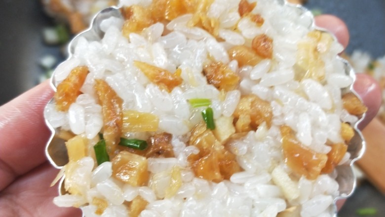 鲜香海味糯米糍粑,准备小模具,把混合好的金钩干贝糯米饭填入模具中压紧。