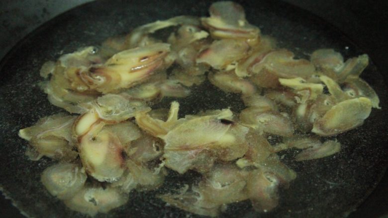 腊肉土豆片,腊肉盐腌制过,也比较干,建议冷水下锅,煮热稍微泡一下,一来去掉些盐味,二来让腊肉回软一点,油脂也会去除一点,更健康哈