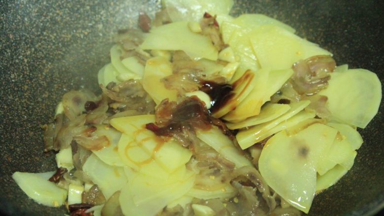 腊肉土豆片,调味:加蚝油、生抽,少许盐,因为生抽和腊肉都有盐味,翻炒上色
