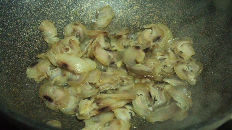 腊肉土豆片,锅里放少许的油,倒入滤干水后的腊肉,慢慢煸炒出油脂,注意不要太干太焦会影响口感,稍微出油就行