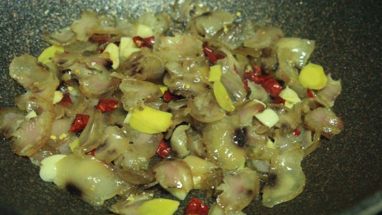 腊肉土豆片,翻拌均匀,香味更浓郁