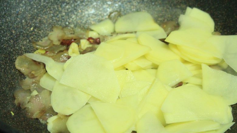 腊肉土豆片,下沥干水后的土豆片,翻炒均匀