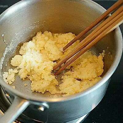 海盐巧克力泡芙,倒入筛好的面粉快速搅拌，一直搅拌到面粉全部和水分融合在一起，不粘锅以后，再关火。