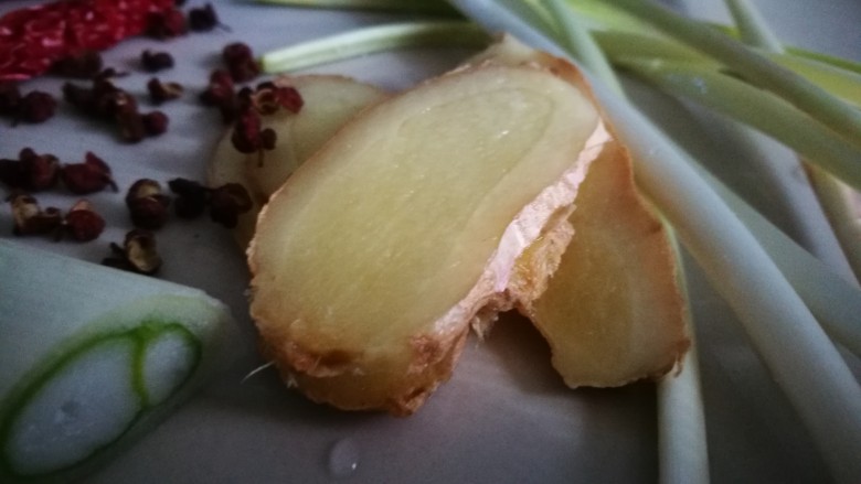 美味素菜之卤豆腐+卤蛋,<a style='color:red;display:inline-block;' href='/shicai/ 37'>姜</a>切片