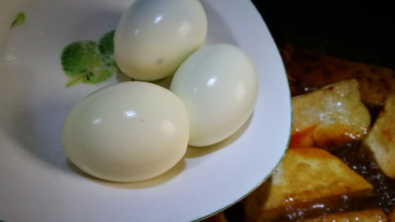美味素菜之卤豆腐+卤蛋,鸡蛋剥壳倒入锅中