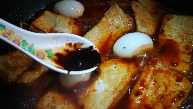 美味素菜之卤豆腐+卤蛋,加入<a style='color:red;display:inline-block;' href='/shicai/ 712'>甜面酱</a>上色