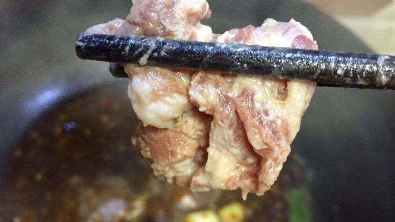 无辣不欢之水煮肉片,把火调到汤汁微开的状态,筷子夹着肉片放入锅