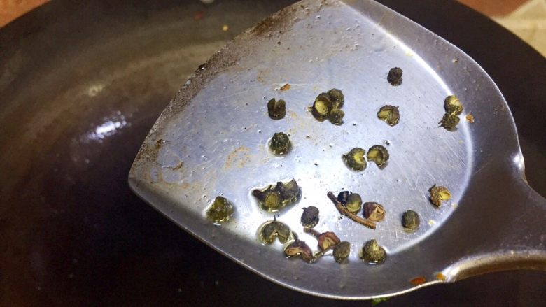 无辣不欢之水煮肉片,继续倒入适量食用油,油温升高到六成放入<a style='color:red;display:inline-block;' href='/shicai/ 700'>花椒</a>