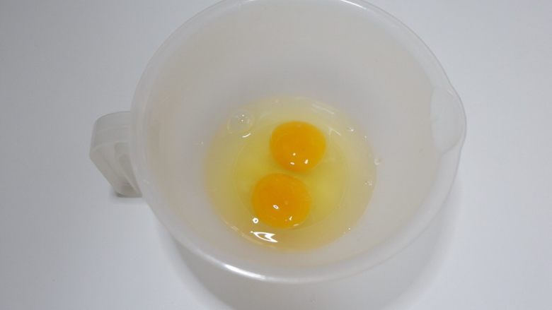 粗粮饮食—紫甘蓝玉米早餐饼 ,鸡蛋打入容器
