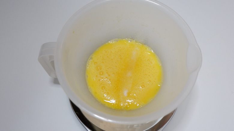 粗粮饮食—紫甘蓝玉米早餐饼 ,加入<a style='color:red;display:inline-block;' href='/shicai/ 156925'>水</a>,油,少许盐搅拌均匀
