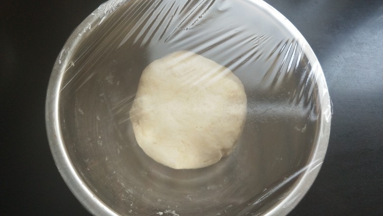 百变水果 香蕉派,用保鲜膜密封放置一小时。