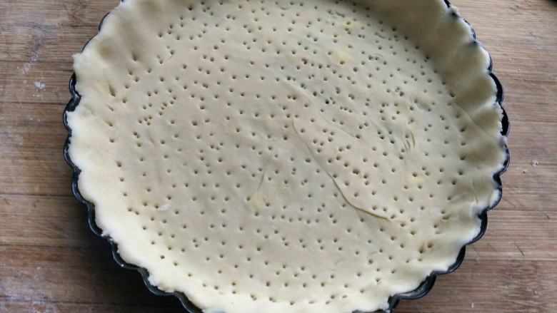 百变水果 香蕉派,用叉扎出小孔透气。