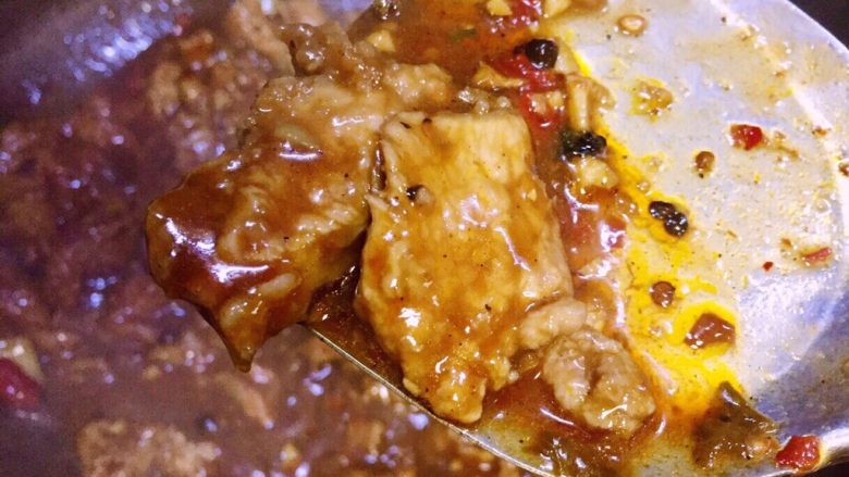 无辣不欢之水煮肉片,汤汁有些浓稠,肉片发白就煮好了