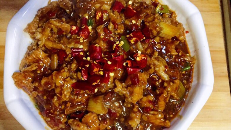 无辣不欢之水煮肉片,装入13里面,放上5分之一的干辣椒节