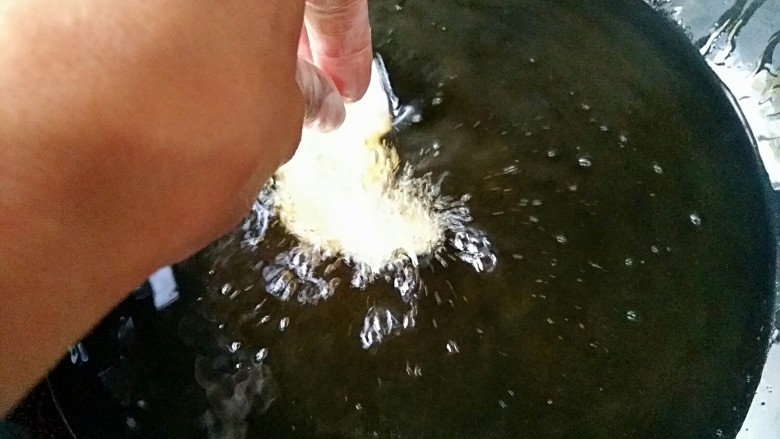 焦熘鱼片,开火坐锅,倒入宽油,在油温达到6成热时下入,鱼要一片一片下入。