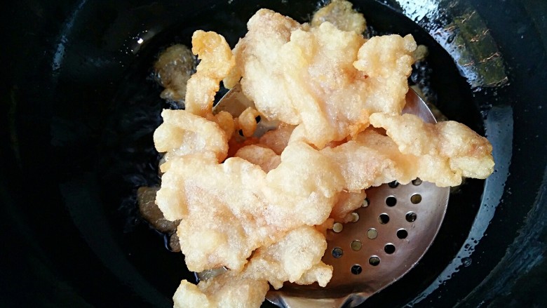 焦熘鱼片,直到变为金黄色,鱼肉酥脆,控油捞出备用。