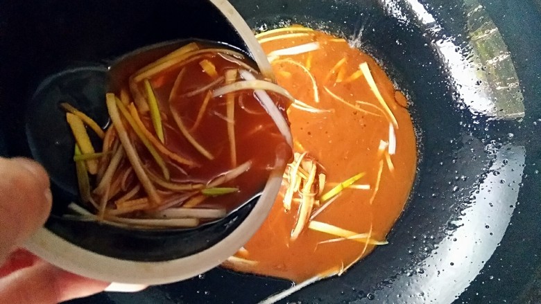 焦熘鱼片,热锅凉油,倒入碗芡,小火煮至当汤汁变透亮。