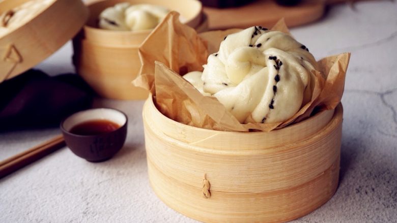 黑芝麻香葱花卷,关火,继续焖3分钟再去揭盖