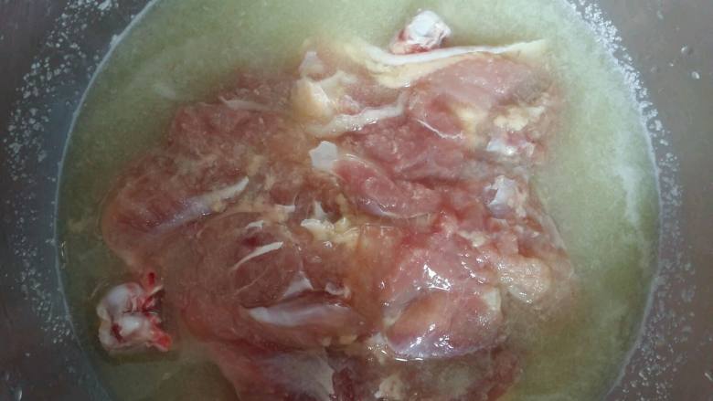 照烧鸡腿饭,把鸡腿肉放入葱姜蒜汁中腌制,这是为了更好的去处腥味,当然也可以不用弄葱姜水,直接用料酒也可以。
给鸡肉按摩一会,和葱姜汁一起放入密封的容器中,放入冰箱冷藏腌制2小时。