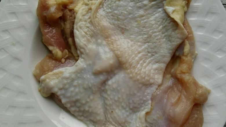 照烧鸡腿饭,鸡肉腌制好了,拿出来用厨房纸巾吸干水份,也可以用吹风机把鸡皮表面吹干,这样煎出来的表面会脆一些。