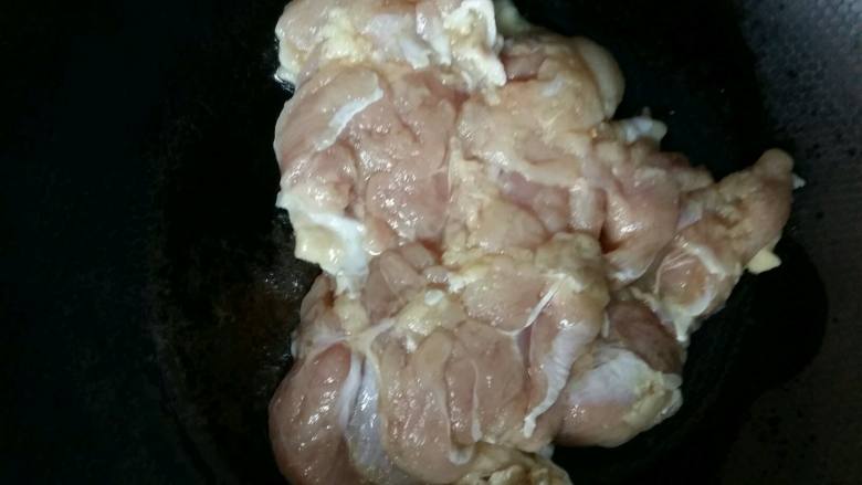 照烧鸡腿饭,煎鸡肉最好用不粘锅,不粘锅的话不用放油,因为鸡皮会出油。如果是普通锅就要放一点点油,鸡皮朝下,中小火煎黄。